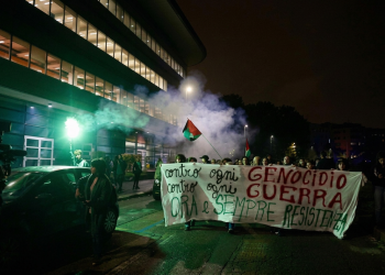 Manifestanti pro-Palestina a Torino con striscione e fumogeno verde. Torino, la polizia aziona l'idrante dopo il lancio di oggetti contro gli agenti nel corteo pro Pal