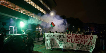 Manifestanti pro-Palestina a Torino con striscione e fumogeno verde. Torino, la polizia aziona l'idrante dopo il lancio di oggetti contro gli agenti nel corteo pro Pal
