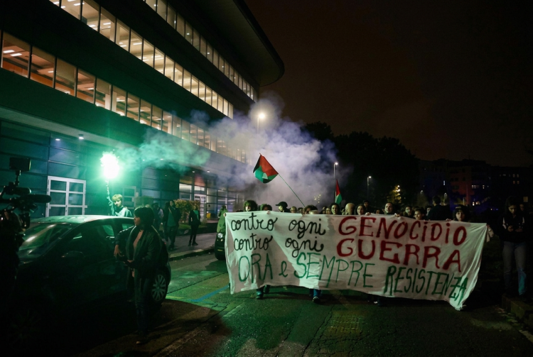 Manifestanti pro-Palestina a Torino con striscione e fumogeno verde. Torino, la polizia aziona l'idrante dopo il lancio di oggetti contro gli agenti nel corteo pro Pal