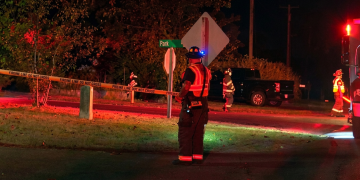 Vigili del fuoco in servizio notturno presso un luogo di incidente aereo in Wisconsin. Sei morti (tra cui un bambino) nello schianto di un piccolo aereo nel Wisconsin