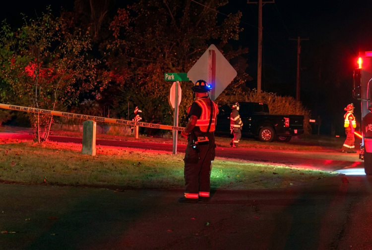 Vigili del fuoco in servizio notturno presso un luogo di incidente aereo in Wisconsin. Sei morti (tra cui un bambino) nello schianto di un piccolo aereo nel Wisconsin