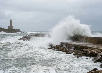 Mare mosso, onda anomala e maltempo in Italia