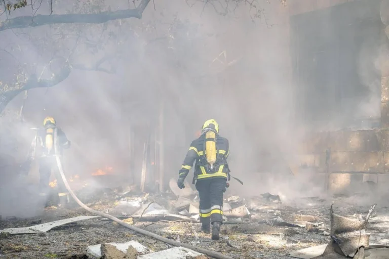 Ucraina, raid russi nella notte: almeno 8 morti, 4 vittime a Pryluky