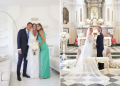 Sposi e invitata sorridono, sposi in chiesa durante la cerimonia nuziale. Ida Di Filippo, le nozze in Costiera Sorrentina diventano uno speciale su Real Time