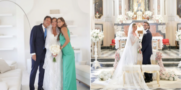 Sposi e invitata sorridono, sposi in chiesa durante la cerimonia nuziale. Ida Di Filippo, le nozze in Costiera Sorrentina diventano uno speciale su Real Time