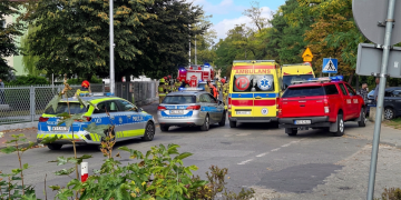 Veicoli di emergenza polacchi, polizia, ambulanza e vigili del fuoco in strada. Polonia, donna muore dopo un'aggressione con coltello a scuola. Arrestato un quindicenne