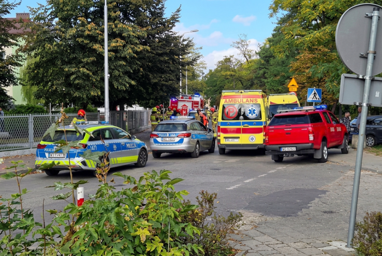 Veicoli di emergenza polacchi, polizia, ambulanza e vigili del fuoco in strada. Polonia, donna muore dopo un'aggressione con coltello a scuola. Arrestato un quindicenne