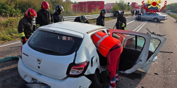 Vigili del Fuoco intervengono su strada per grave incidente stradale tra due auto. Cassano Magnago, indagato per femminicidio e omicidio volontario dopo la morte dell'ex compagna