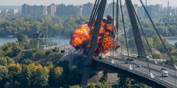 Forte esplosione con fiamme su un ponte strallato a Kiev. Un drone russo centra il Ponte Nord a Kiev nel giorno della missione a sorpresa di Merz