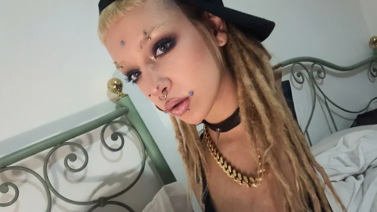 Napoli, Anna Lou Castoldi denuncia il furto e la diffusione di un video intimo | @milano_today