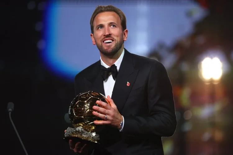 Harry Kane tiene stretto il Pallone d'oro