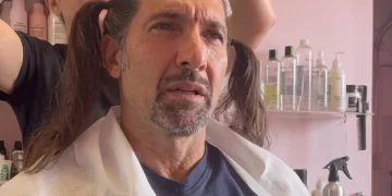 Primo piano di Walter Nudo mentre taglia i capelli