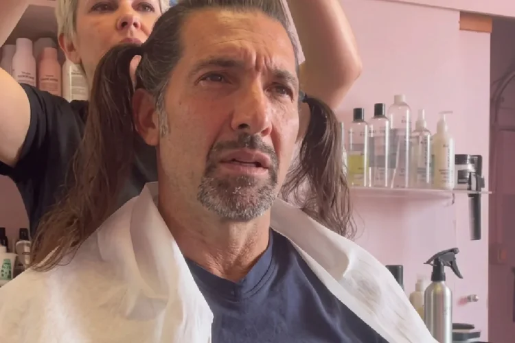 Primo piano di Walter Nudo mentre taglia i capelli