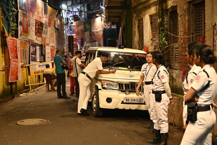 Agenti di polizia e veicolo dei servizi di emergenza in strada a Kolkata. India, almeno 19 morti nella calca per l'acquazzone durante un festival indù